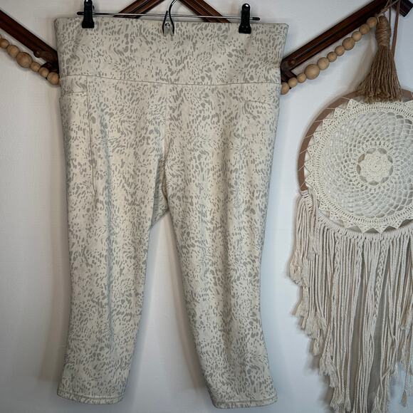 Athleta Salutation Stash Pocket II Print Capris - Picture 1 of 5